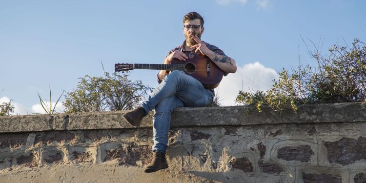 L’importanza delle radici in ”Raixe”, il nuovo disco di Matteo Leone. “Un viaggio va vissuto pienamente lasciandosi sorprendere”