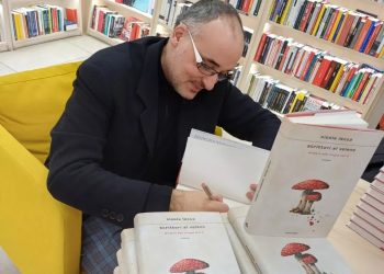 Nicola Lecca in libreria con ”Scrittori al veleno. Mistero alle Cinque Terre”, una storia tra Cagliari, Venezia e Parigi: “Quando scrivi devi essere un chirurgo della parola”