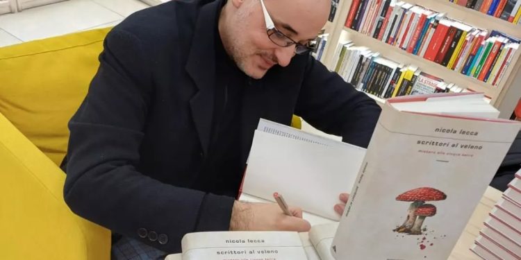 Nicola Lecca in libreria con ”Scrittori al veleno. Mistero alle Cinque Terre”, una storia tra Cagliari, Venezia e Parigi: “Quando scrivi devi essere un chirurgo della parola”