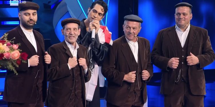 Paulicu Mossa in su palcu de s’Ariston. Su ‘Remunnu ‘e Locu’ faghet connòschere sa literadura sarda a 12 milliones de teleispetadores