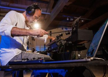 Musica e sperimentazione, venerdì a Cagliari la chitarra preparata di Paolo Angeli incontra il Clavius di Daniele Ledda per un nuovo appuntamento di Signal Reload