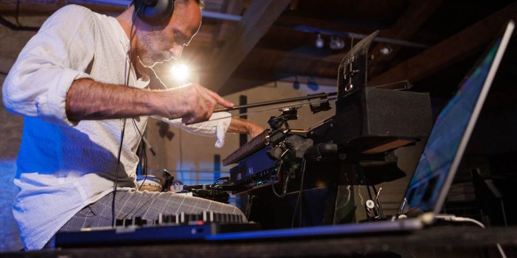 Musica e sperimentazione, venerdì a Cagliari la chitarra preparata di Paolo Angeli incontra il Clavius di Daniele Ledda per un nuovo appuntamento di Signal Reload