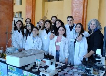 Microbiologia, chimica e biologia, i progetti dell’istituto De Sanctis Deledda alla tappa cagliaritana di Scuola Futura