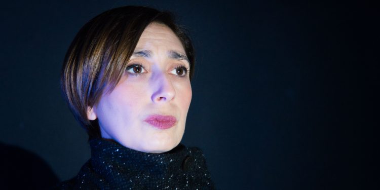 Francesca Saba porta a teatro “Nel nome del padre”, un omaggio alle donne che hanno detto no alla mafia