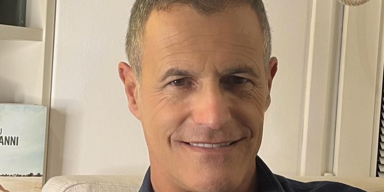 Lo scrittore Daniele Congiu in libreria con il nuovo romanzo “Erano gli anni”: “Racconto Cagliari e un po’ di me”