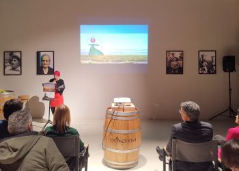 “Donne, vino e cultura”, a Cabras una serata a tema nelle Cantine Contini per ricordare la scrittrice Michela Murgia nella città che le ha dato i natali