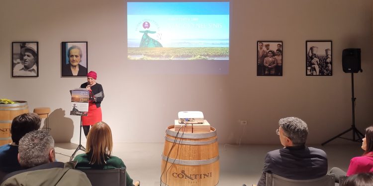 “Donne, vino e cultura”, a Cabras una serata a tema nelle Cantine Contini per ricordare la scrittrice Michela Murgia nella città che le ha dato i natali
