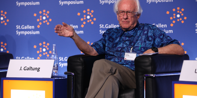 Addio a Johan Galtung, è scomparso uno tra i grandi pacifisti dei nostri tempi