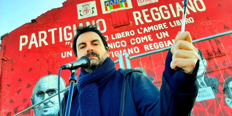 Max Collini in scena a Cagliari con le sue “Storie di Antifascismo senza retorica”