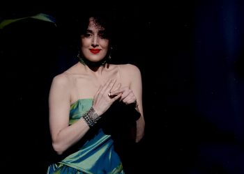 Behind the light, ritmo, ironia e poesia. A Cagliari il nuovo spettacolo della danzatrice  e coreografa Cristiana Morganti