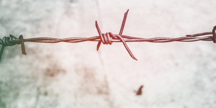 Muri tecnologici. La violazione dei diritti dei migranti nell’era digitale