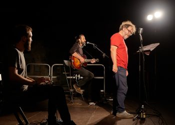 Andrea Pennacchi a Cagliari con “Pojana e i suoi fratelli”, una commedia che mette a nudo il Belpaese tra luoghi comuni, piccole e grandi miserie umane