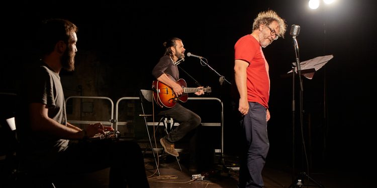 Andrea Pennacchi a Cagliari con “Pojana e i suoi fratelli”, una commedia che mette a nudo il Belpaese tra luoghi comuni, piccole e grandi miserie umane