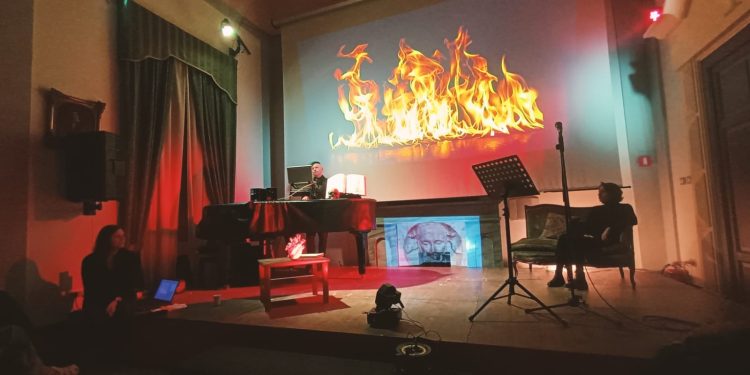 Viaggio alla ricerca del sangue della città, a Cagliari la stand up history di Claudia Caredda con immagini, musica e racconti