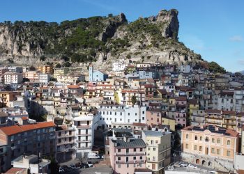 La prima Biennale d’Arte Contemporanea sarda rende omaggio a Maria Lai