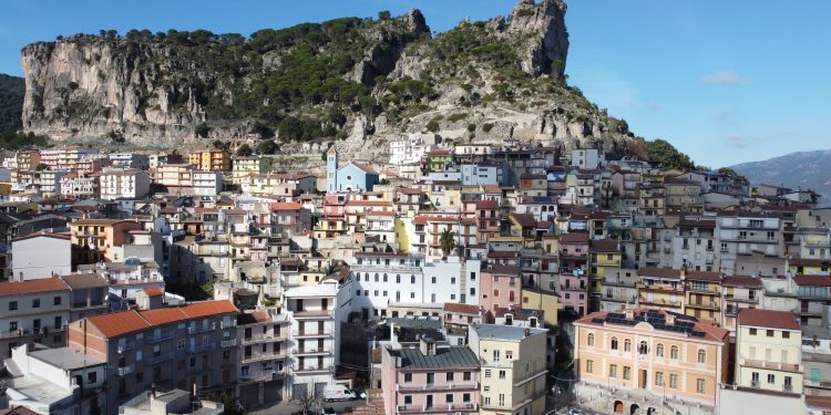 La prima Biennale d’Arte Contemporanea sarda rende omaggio a Maria Lai