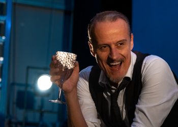 Piccoli equivoci senza importanza, alle Saline di Cagliari Simeone Latini porta in scena i racconti di Antonio Tabucchi