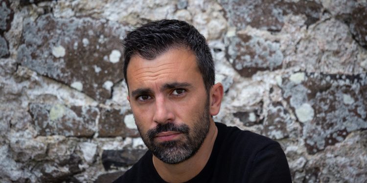 Canto tradizionale, a Santu Lussurgiu c’è la rassegna itinerante su libri e musica con Vanni Lai e il romanzo “La cantadora”