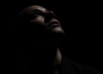 La memoria in lotta contro il tempo, a Cagliari lo spettacolo di Valentina Puddu “50:00” prodotto da Art’In