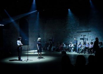 Il dramma della solitudine tra echi del passato e anticipazioni di futuro in “Cenere”, lo spettacolo con Valentino Mannias a Venezia per la Biennale di Teatro