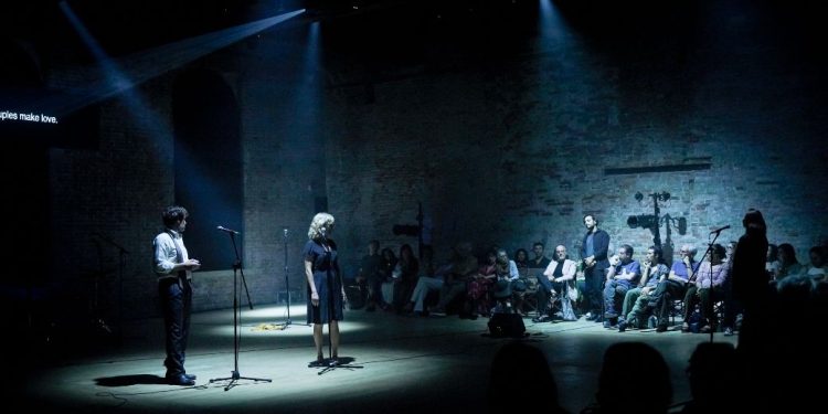 Il dramma della solitudine tra echi del passato e anticipazioni di futuro in “Cenere”, lo spettacolo con Valentino Mannias a Venezia per la Biennale di Teatro