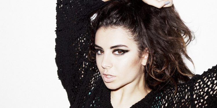 Charli non fa il Surf, Charli è l’Onda