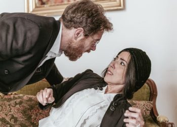 “A colpi di scene” , una sfida ironica tra due attori nei dialoghi ritrovati di Achille Campanile al Teatro delle Saline di Cagliari