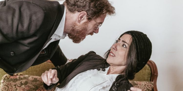“A colpi di scene” , una sfida ironica tra due attori nei dialoghi ritrovati di Achille Campanile al Teatro delle Saline di Cagliari
