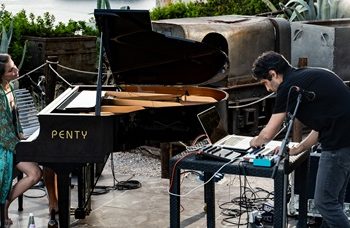 Note, parole e immagini tra le Pietre, sabato a Gergei il concerto di Ilaria Porceddu e Emanuele Contis a sostegno del Progetto Nuraghe