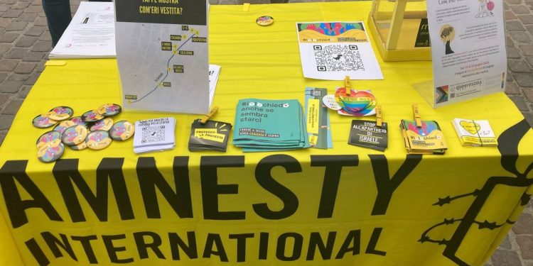 ‘Com’eri vestita?’, a Cagliari la mostra itinerante promossa da Amnesty International sfida i pregiudizi sulla violenza sessuale