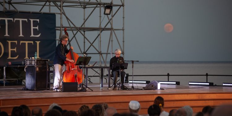 La Notte dei Poeti, a Nora Fabrizio Bentivoglio e Ferruccio Spinetti omaggiano Ennio Flaiano con la loro “Lettura Clandestina”