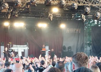 Amphi Festival a Colonia. Musica, abiti neri, tanti sorrisi e qualche lezione di vita