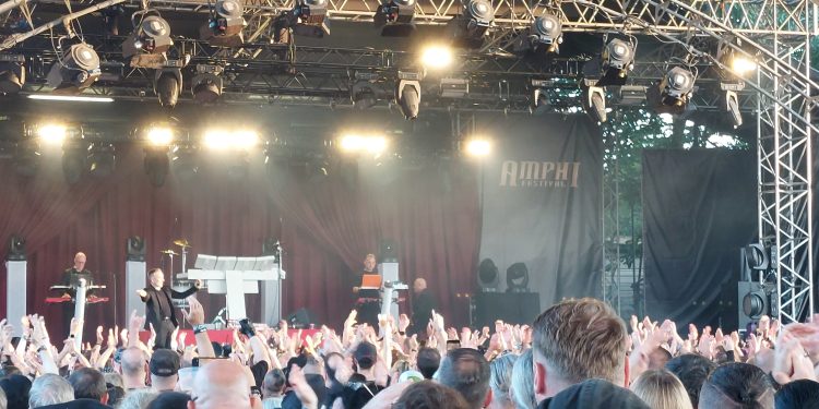 Amphi Festival a Colonia. Musica, abiti neri, tanti sorrisi e qualche lezione di vita