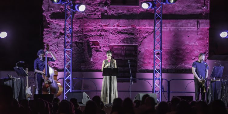 Risate assicurate ad Alghero con Arianna Porcelli Safonov e il suo “Omeophonie – Favole Omeopatiche per Adulti”