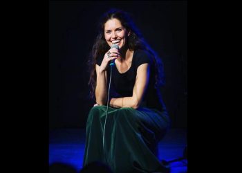 Abbabula, lunedì ad Alghero appuntamento extra con la satira di Arianna Porcelli Safonov