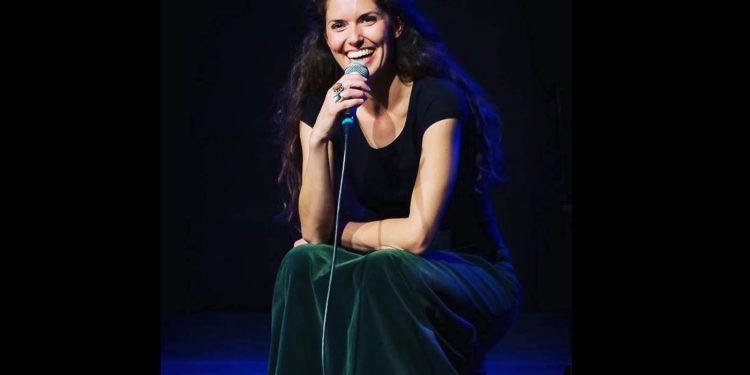 Abbabula, lunedì ad Alghero appuntamento extra con la satira di Arianna Porcelli Safonov