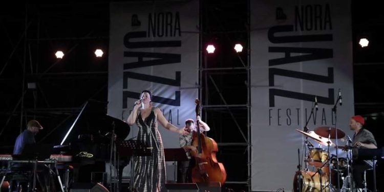 Cecilia Krull canta e incanta. La cantante spagnola al Foro romano di Nora ospite del Nora Jazz Festival
