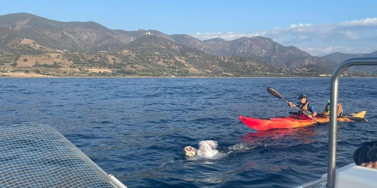Cento km di speranza, Gabriele Catta sfida il mare per la lotta contro il cancro in memoria di nonno Gino