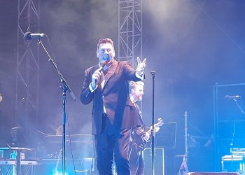 Il talento di Mr. Hadley, l’ultimo dei new-romantici, ammalia Cagliari