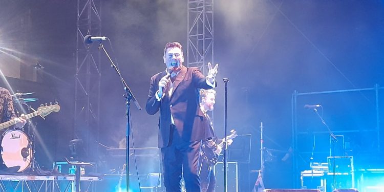 Il talento di Mr. Hadley, l’ultimo dei new-romantici, ammalia Cagliari