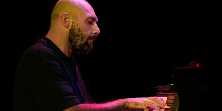 Domenico Sanna, “Il piano trio è una ruota che gira”. Il pianista di Gaeta inaugura il 27 a Cagliari e il 28 a Sassari il Jazz Club Network. Concerti fino al 6 dicembre.