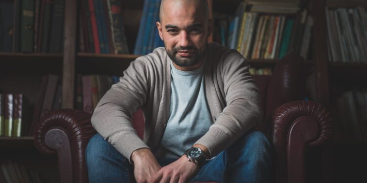 L’umanità raccontata dal cronista, con “El Ghalas, l’ora più buia” Luca Foschi ci regala un romanzo commovente e ironico sulla guerra e il Medio Oriente