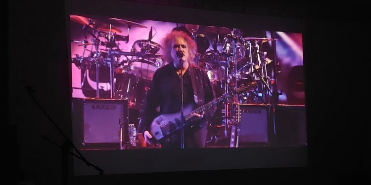 Una serata da ricordare. Il live streaming dei Cure da Londra anima il pubblico cagliaritano con la visione collettiva a Su Tzirculu