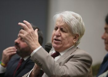 Non solo buio, Luigi Manconi racconta il percorso di coscienza verso la cecità con il libro “La scomparsa dei colori”