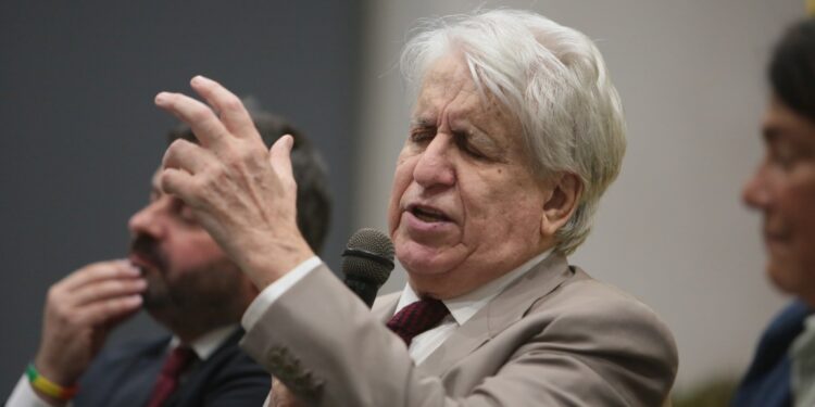 Non solo buio, Luigi Manconi racconta il percorso di coscienza verso la cecità con il libro “La scomparsa dei colori”