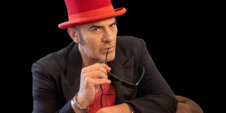 Per l’Accademia del Pop arriva a Cagliari Francesco Baccini, appuntamento il 6 dicembre al Teatro Massimo con concerto e masterclass