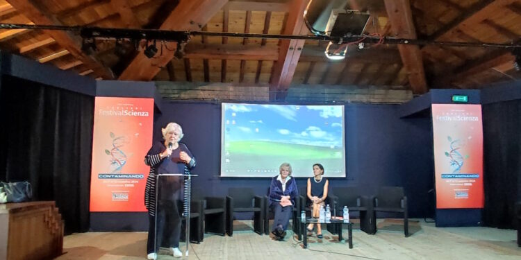 La libertà e il coraggio delle scienziate, al Cagliari FestivalScienza la farmacologa e senatrice a vita Elena Cattaneo