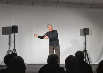 ‘Laribiancos’, la guerra dei poveri. Pierpaolo Piludu riporta in scena il monologo teatrale che si rifà al capolavoro di Cicitu Masala
