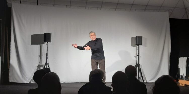 ‘Laribiancos’, la guerra dei poveri. Pierpaolo Piludu riporta in scena il monologo teatrale che si rifà al capolavoro di Cicitu Masala