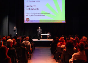 Non esiste l’Io senza il noi, la lezione di Umberto Galimberti a Cagliari al LEI Festival